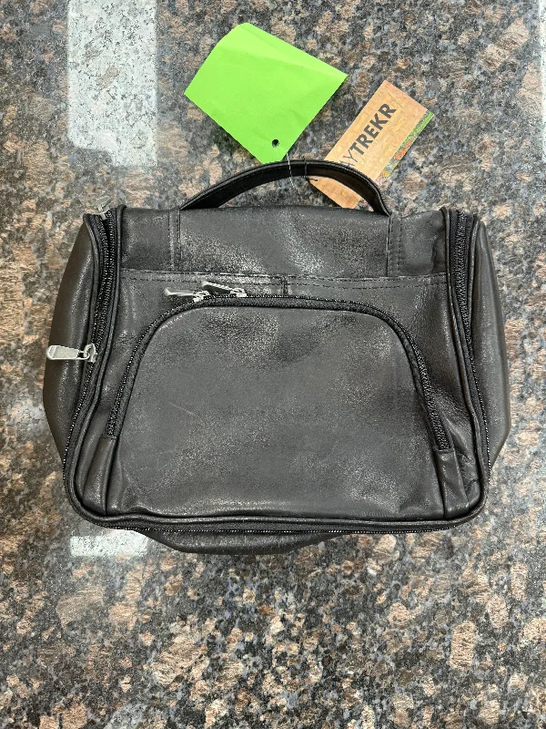 Final Sale- Daytrekr Leather Hanging Toiletry Kit