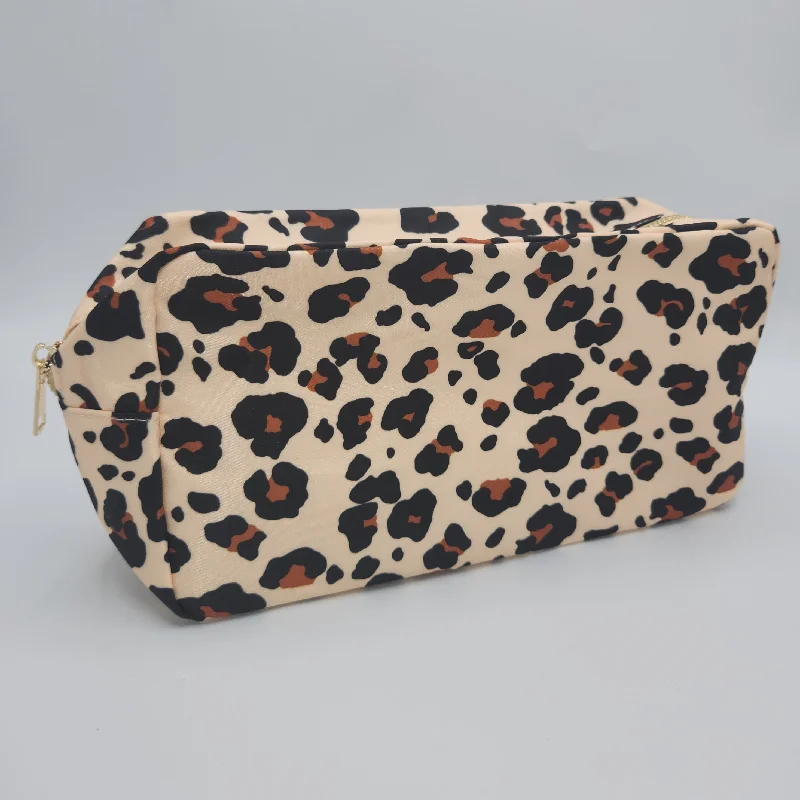 Polished toiletry bags from retro lines glowed with charm-Leopard Toiletry Pouch